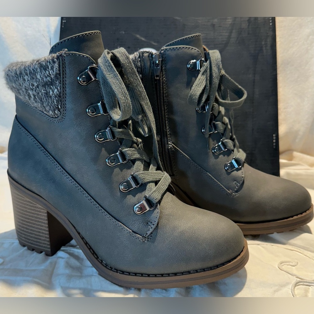 SM New York Women's Lace Up Gray Boots